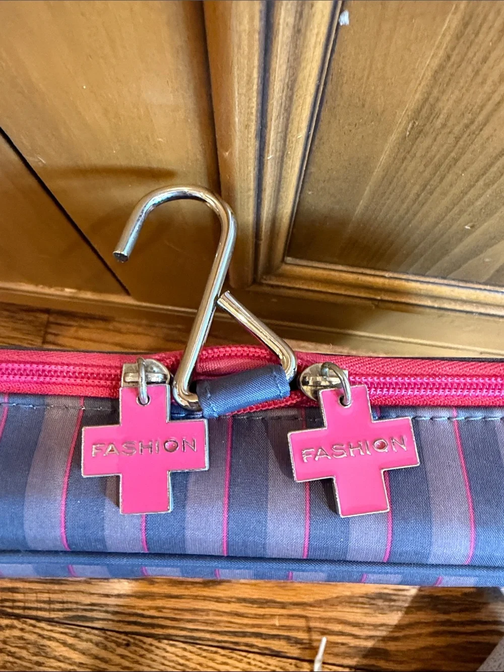 FASHION RESCUE PINK AND GRAY TRAVEL KIT WITH HANGAR AND FILLED ZIPPERED CASES - Picture 2 of 14